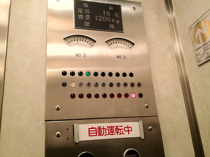 12 01 10 今も残る手動運転だった頃のエレベーター 埼玉県さいたま市大宮区某百貨店 現代風景通信